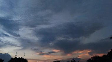 Bulutların zamanı, gün batımına yaklaşıyor.