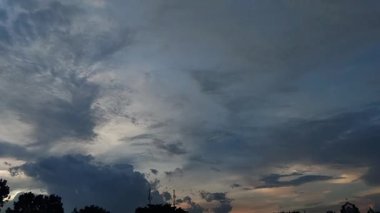 Bulutların zamanı, gün batımına yaklaşıyor.