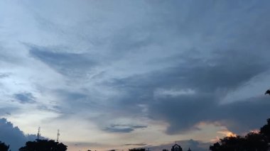 Bulutların zamanı, gün batımına yaklaşıyor.