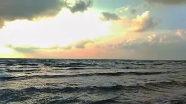 Okyanusta sabah güneşi manzarası