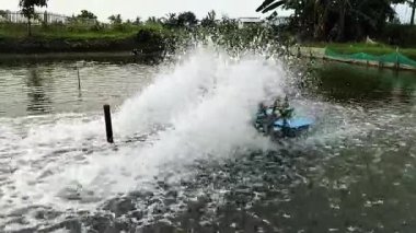 Sulama amacıyla gölette su çarkı