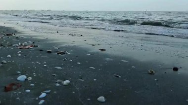 Sakin ve huzurlu bir okyanusta dalgaların görüntüsü