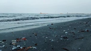 Sakin ve huzurlu bir okyanusta dalgaların görüntüsü