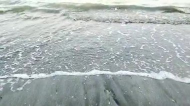 Sakin ve huzurlu bir okyanusta dalgaların görüntüsü