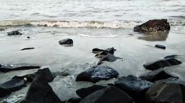 Sakin ve huzurlu bir okyanusta dalgaların görüntüsü