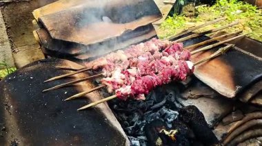 Izgara lezzetli ve lezzetli keçi sahanlığı