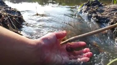 Yavaş çekim el suya dokunuyor