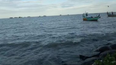 Limana bir balıkçı teknesi yanaştı.