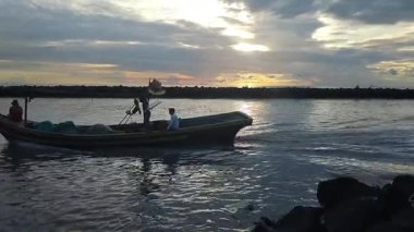 Balıkçılar Lampung Limanı 'nda balık aramak için denize açılmaya hazırlar..