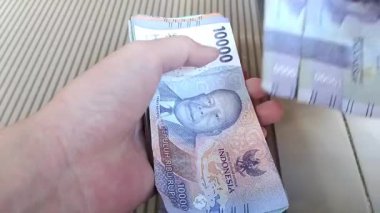 Günlük ihtiyaçlar için para saymak