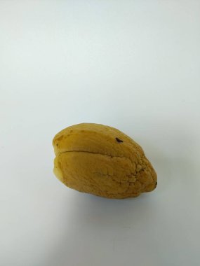 Temiz beyaz arka plana yerleştirilmiş haşlanmış tek bir patatesin yakın plan fotoğrafı.