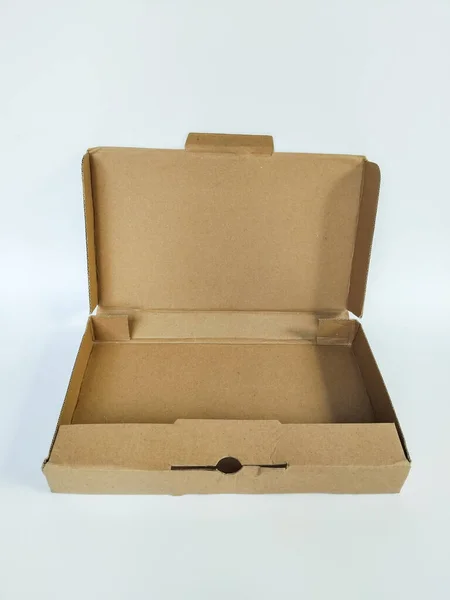 Boş kahverengi bir karton pizza kutusu temiz beyaz bir arkaplana karşı açılır