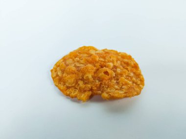 Temiz beyaz arkaplanda ayarlanmış kızarmış tempeh çiplerinin yakın plan görüntüsü.