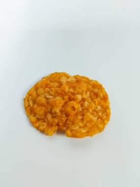 Temiz beyaz arkaplanda ayarlanmış kızarmış tempeh çiplerinin yakın plan görüntüsü.