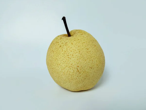 Tek bir taze Asya armudu (aynı zamanda Çin armudu veya Nashi armudu olarak da bilinir) temiz beyaz bir arkaplanda sergilenir.