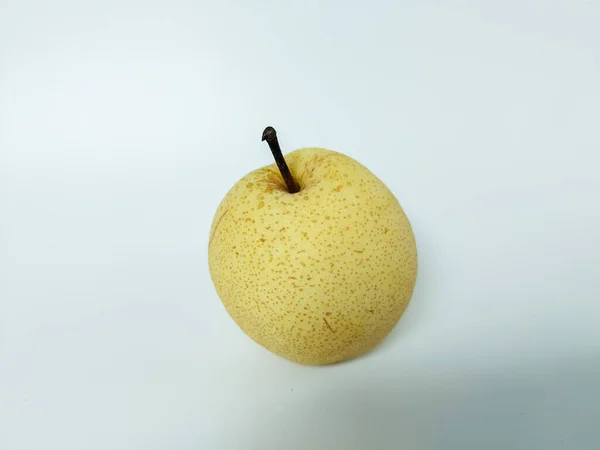 Tek bir taze Asya armudu (aynı zamanda Çin armudu veya Nashi armudu olarak da bilinir) temiz beyaz bir arkaplanda sergilenir.