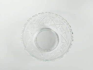 Zarif desenli cam bir kase, temiz beyaz bir arka plan üzerine yerleştirilmiş.