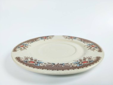 Dekoratif seramik bir plaka. Klasik çiçek desenli. Kahverengi, mavi ve kırmızı.