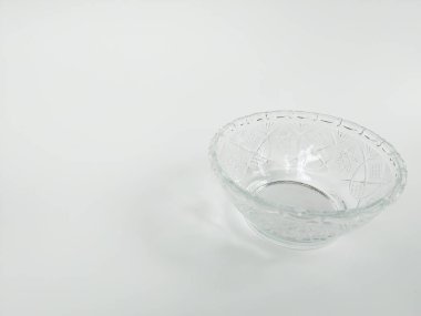 Zarif desenli cam bir kase, temiz beyaz bir arka plan üzerine yerleştirilmiş.