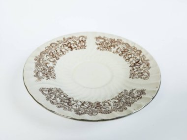 Dekoratif seramik bir plaka. Klasik çiçek desenli. Kahverengi, mavi ve kırmızı.