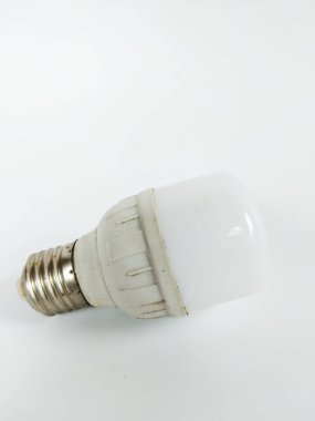 Beyaz bir LED ampulün beyaz arka planda duran bir stüdyo fotoğrafı.
