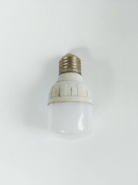 Beyaz bir LED ampulün beyaz arka planda duran bir stüdyo fotoğrafı.