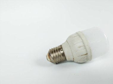 Beyaz bir LED ampulün beyaz arka planda duran bir stüdyo fotoğrafı.
