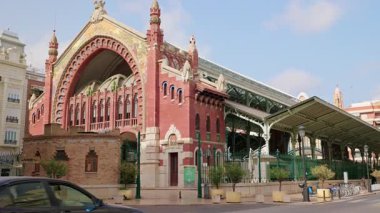 Valencia 'daki tarihi Mercat de Colon binası. Patla bakalım. Valencia, İspanya - 27 Ağustos 2025.