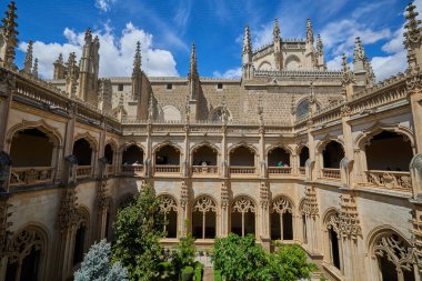 San Juan de los Reyes Manastırı, Toledo 'da Isabelline tarzı bir manastır. Toledo, İspanya - 30 Nisan 2024.