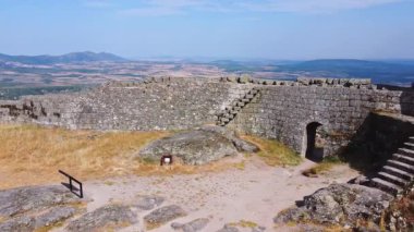 Taştan duvarları ve merdivenleri olan ortaçağ kalesinin iç bahçesi Monsanto Portekiz