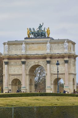 Paris, Fransa 'daki Louvre Müzesi yakınlarındaki heykelleri ve altın heykelleri olan Zafer Takı, 14 Ekim 2025