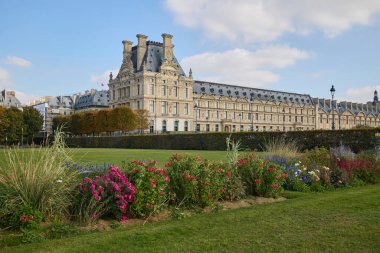 Louvre yakınlarındaki Dekoratif Sanatlar Müzesi 'nin renkli çiçekleri ve Tuileries Bahçesi manzarası. Paris, Fransa - 14 Ekim 2025