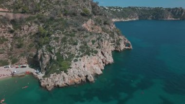 İspanya 'nın Javea kentindeki Cala Granadella plajı yakınlarındaki kayalık kayalıkların ve mavi Akdeniz' in hava manzarası. Çarpıcı kıyı şeridi ve kristal berrak su.