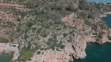 İspanya 'nın Javea kentindeki Cala Granadella sahilindeki uçurumların ve turkuaz suların insansız hava aracı görüntüleri. Kristal berraklığında Akdeniz ile çarpıcı kayalık kıyı şeridi.