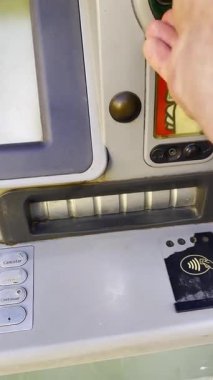 Otomatik veznedardan nakit para alan kişinin yakın plan görüntüsü. Avrupa 'da finans, bankacılık, geri çekilme ve ekonomi kavramı.