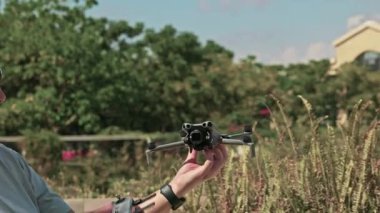 DJI Mini 5 Pro İHA 'yı uçuştan önce elinde tutuyor. Valencia, İspanya - 29 Eylül 2025.