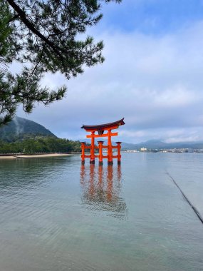 Itsukushima denizde yüzen torii kapısı.