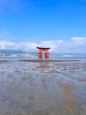 Itsukushima denizde yüzen torii kapısı.