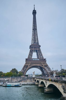 Eyfel Kulesi 'nin ve Seine Nehri üzerindeki köprünün manzarası. Paris, Fransa - 10 Ekim 2025.
