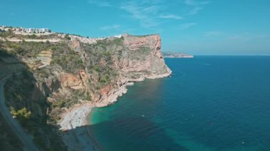 İspanya, Benitatxell 'deki Cala del Moraig uçurumlarının ve plajların havadan görüntüsü. Turkuaz su ve dramatik kaya oluşumlarıyla şaşırtıcı Akdeniz kıyıları.