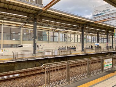 Shinkansen mermi treni Japonya tren istasyonunda. Hiroşima, Japonya - 1 Kasım 2025.