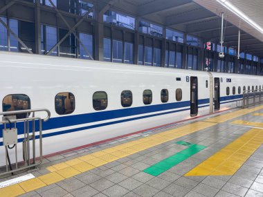 Shinkansen mermisi Japon istasyonunda tren yan görüntüsü. Hiroşima, Japonya - 1 Kasım 2025.