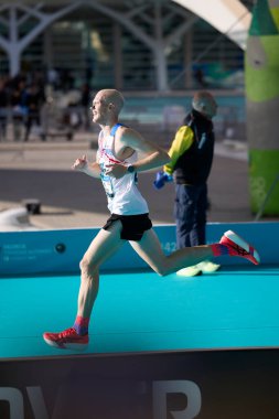 Seçkin erkek atlet, 2025 Valencia Maratonu 'nun bitiş çizgisine yaklaşıyor. Trinidad Alfonso Zürih. Valencia, İspanya - 7 Aralık 2025.