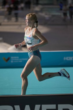 Seçkin bayan sporcu Alisa Vainio, 2025 Valencia Maratonu Trinidad Alfonso Zurich 'in bitiş çizgisine yeni Finlandiya ulusal rekoru ve yeni İskandinav rekoruyla yaklaşıyor. Valencia, İspanya - 7 Aralık 2025.
