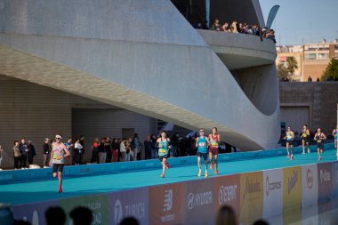 Bir grup koşucu, 2025 Valencia Maratonu 'nun bitiş çizgisine yaklaşıyor. Trinidad Alfonso Zürih. Valencia, İspanya - 7 Aralık 2025.