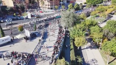 Hava görüntüleri, maraton koşucularının yeşil park alanlarının ve antik taş duvarların yanında hareket ettiklerini gösteriyor. 2025 Valencia Maratonu Alfonso Zürih. Valencia, İspanya - 7 Aralık 2025.