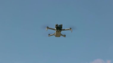 DJI Mini 5 Pro insansız hava aracı nazikçe bir ele iniyor, modern insansız hava aracı teknolojisi, kusursuz kontrol ve yenilikçi hava donanımı sergiliyor. Valencia, İspanya - 29 Eylül 2025.