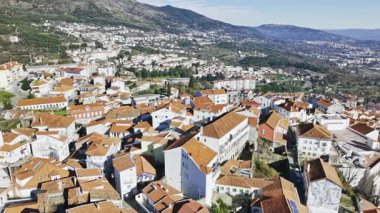 Portekiz 'de yoğun çatıları ve dağlık çevresi olan Covilha tarihi şehrinin geniş hava manzarası.