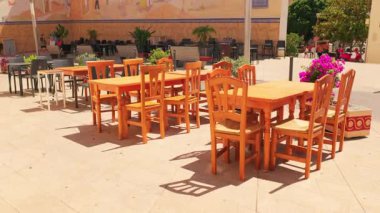 Akdeniz 'de güneşli açık hava restoran masaları. Calpe, İspanya - 31 Ağustos 2025.