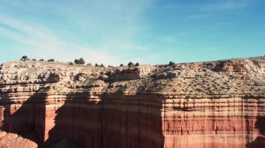 Kırmızı çöl kanyonu erozyon oluşumlarının insansız hava görüntüsü, Teruel, İspanya